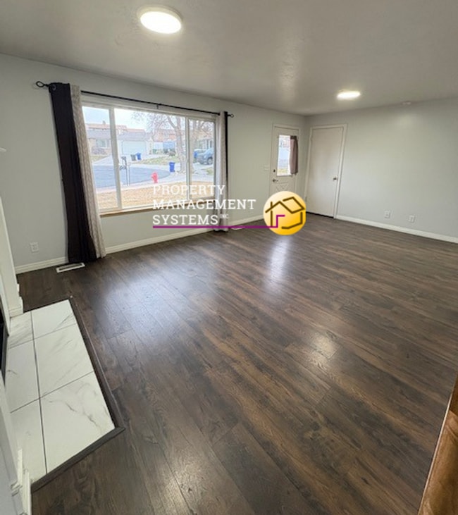 Building Photo - Lovely 3 Bedroom Rambler in West Jordan!