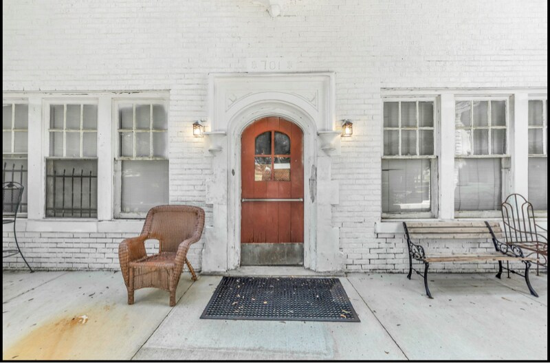 Primary Photo - 665 E Pkwy S