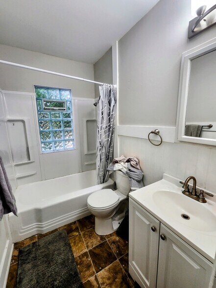 Building Photo - 2204 E Locust St