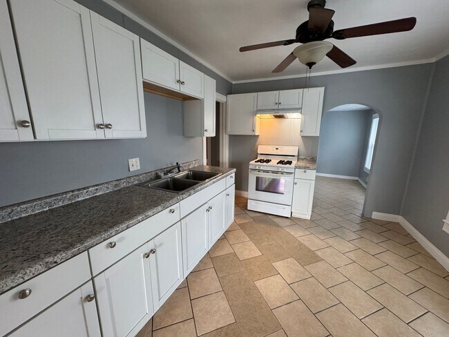 Building Photo - Christian Park 2 Bedroom 1 Bath