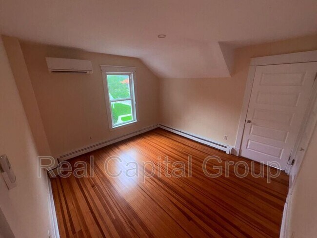 Building Photo - 376 Kenwood Ave