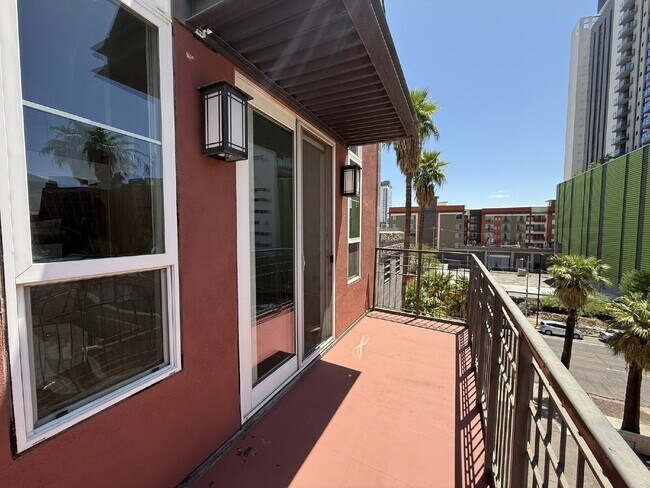 Building Photo - Penthouse Loft in Prime Downtown Location!