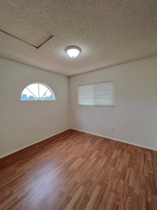 Building Photo - **Beautiful Lake Elsinore 3 Bdrm 2.5 Baths...
