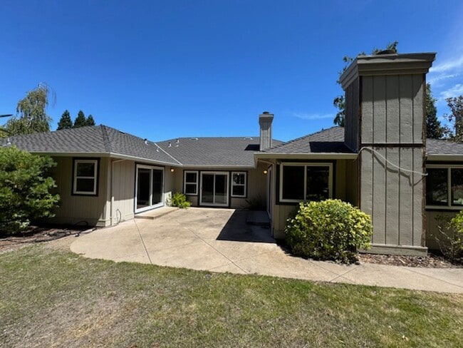 Building Photo - Spacious 4 bedroom, single level home in M...