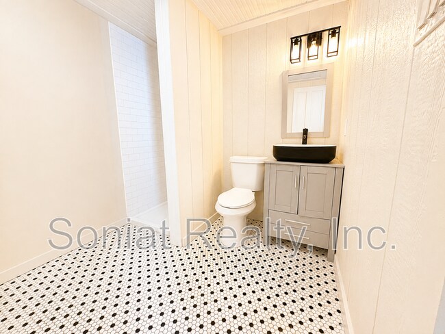 Building Photo - 2508 Freret St