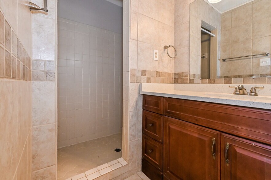 Building Photo - 7201 Skidmore Cove