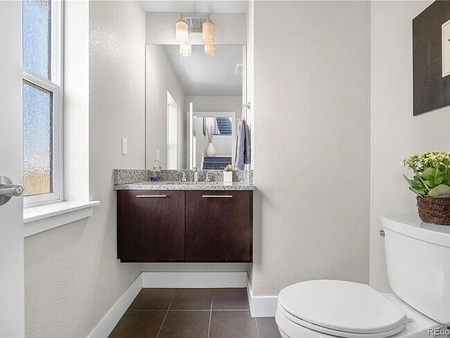 Building Photo - Stunning 4BR House on corner lot in Denver...