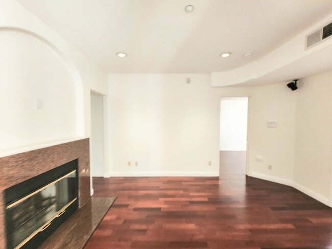 Building Photo - Spacious 3 bedroom condo