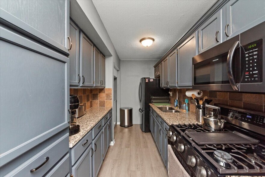 Building Photo - 15 N Fernwood Dr