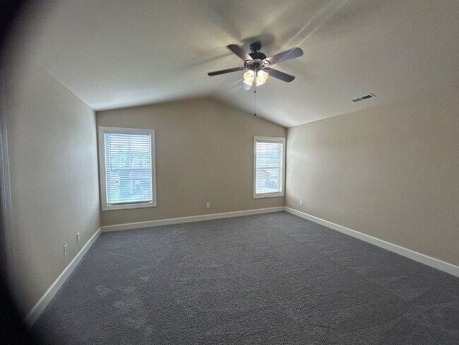 Building Photo - "Charming 3-Bed Condo in Cookeville with G...