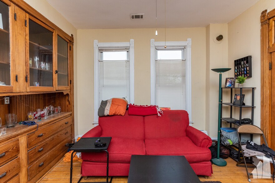 Building Photo - 2057 W Roscoe St