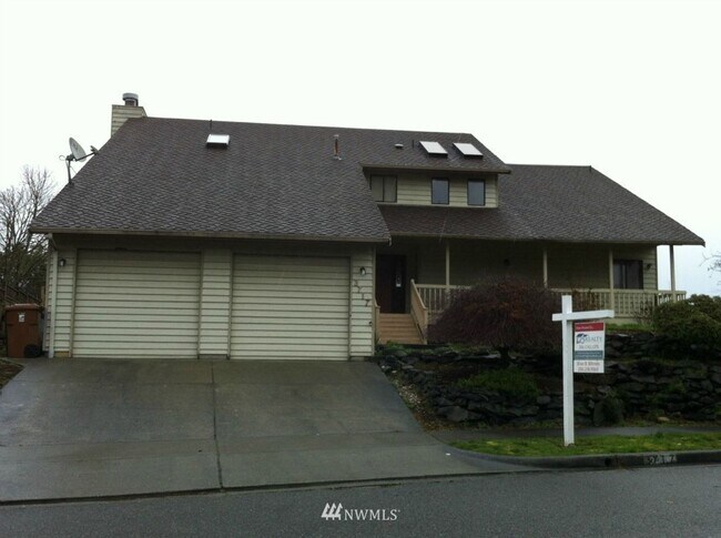 Building Photo - Luxurious 4-Bedroom Retreat with Mount Rai...