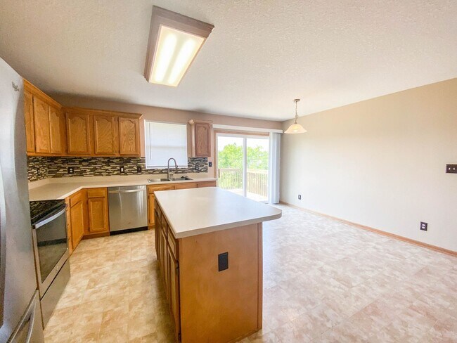 Building Photo - 3 Bedroom, 3 Bath fenced yard!