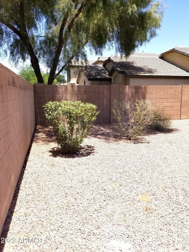 Building Photo - 712 E Marigold Pl