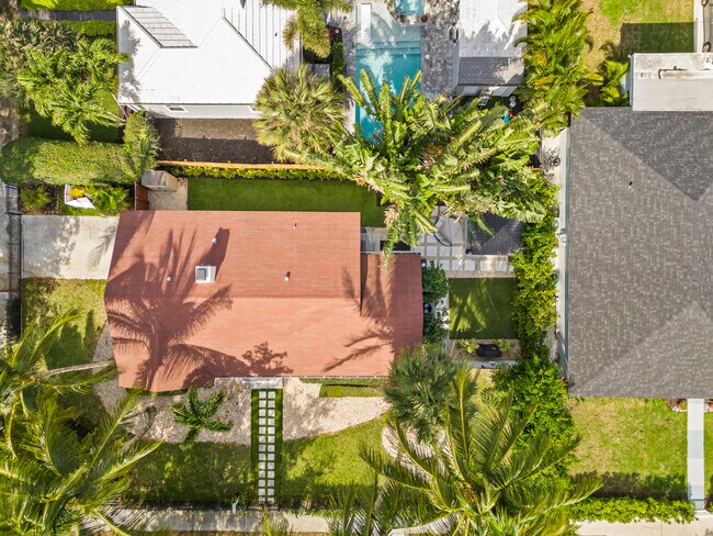 Building Photo - 3201 Poinsettia Ave