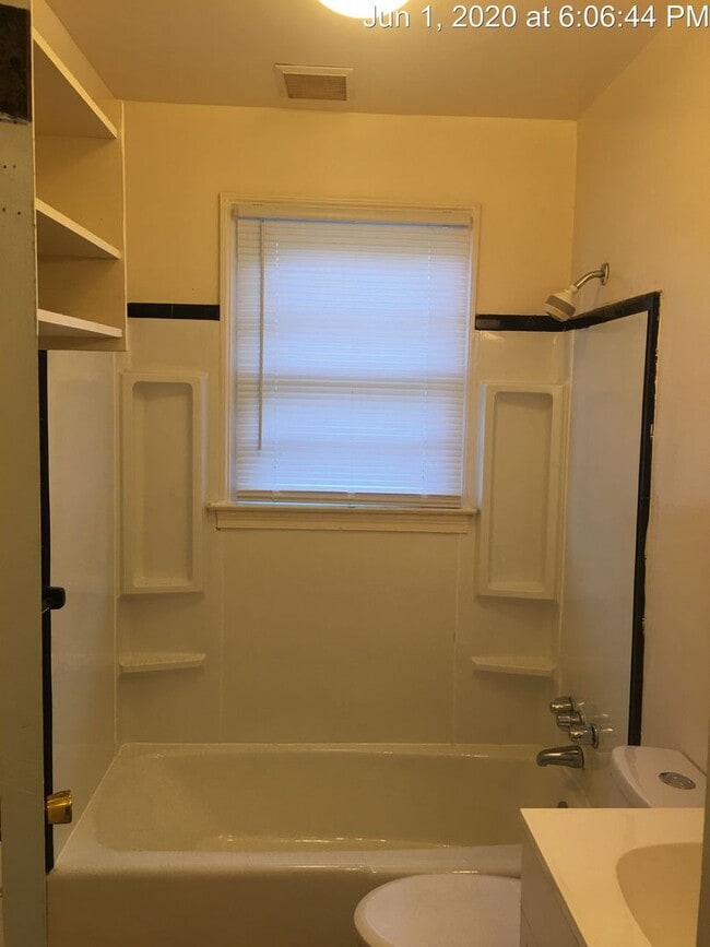 Building Photo - 2026-2027 School Year Available  / 6 BR, 3...