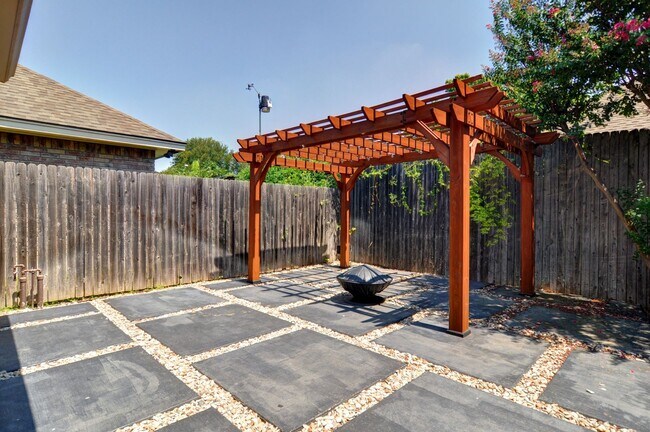 Building Photo - 3 Bedroom Home - Ridglea Country Club Estates