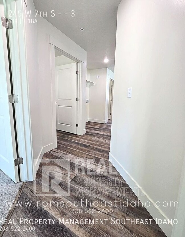 Building Photo - 245 W 7th S