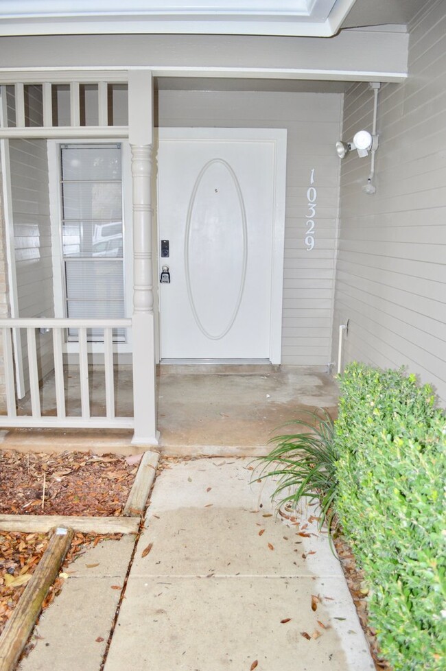 Building Photo - Nicely updated single story 4/2 Ready for ...