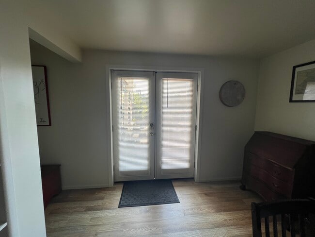 Building Photo - 3219 31st Ave W