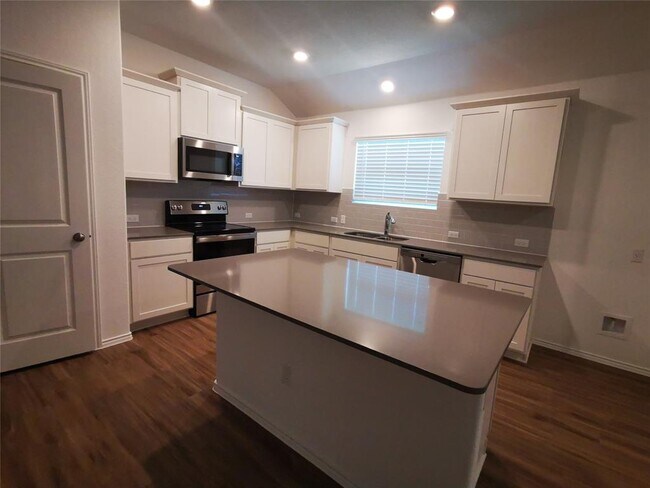 Building Photo - 101 Red Buckeye St