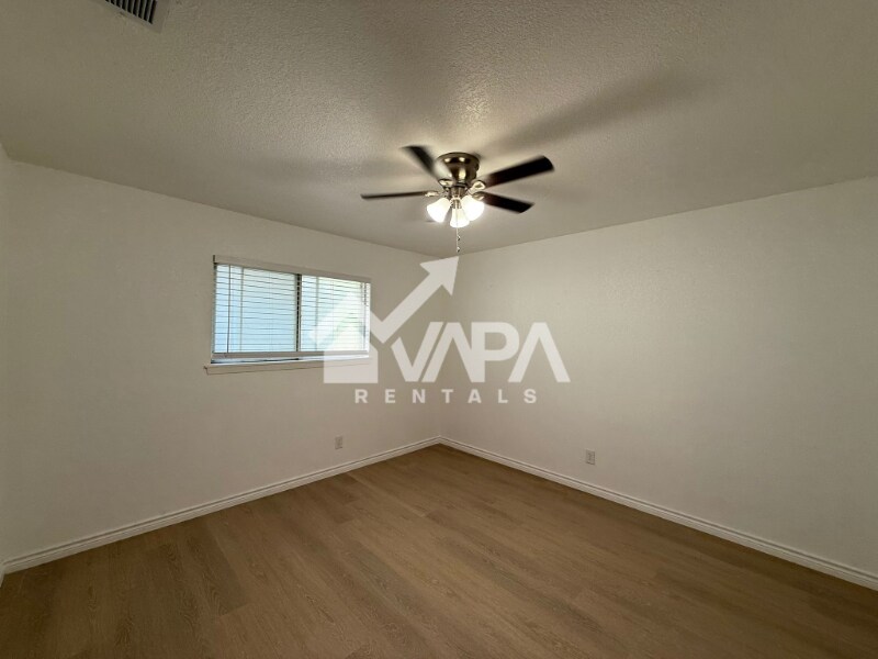 Building Photo - 7215 Hickory Grove Dr