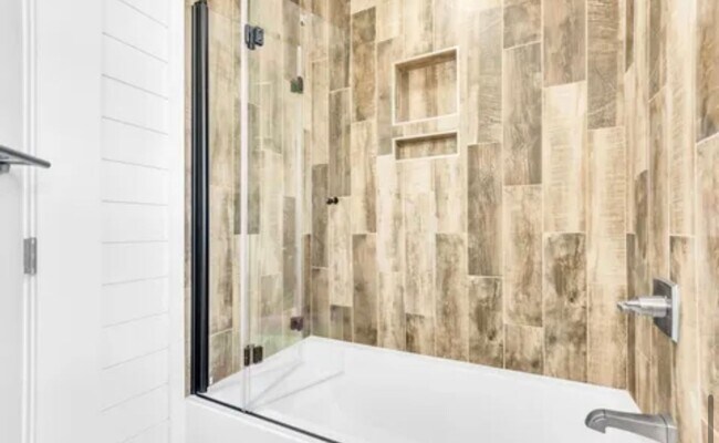 Building Photo - Gorgeous 3/2 Located 1 Block From Downtown Greenville!