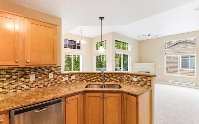 Building Photo - Bright 2BR / 2BA End-Unit Tanasbourne Condo w/ High Ceilings, Gas Fireplace, Private Balcony + At...