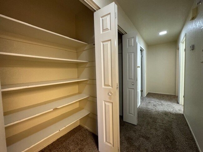Building Photo - 2BR Condo w/Marina and Dock-Gated Waterfro...