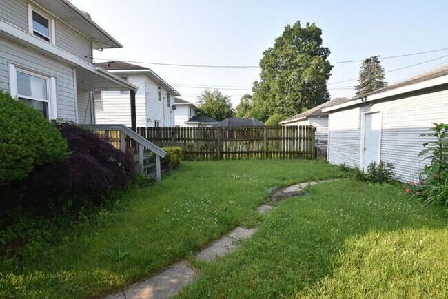 Building Photo - 3 bedroom 1.5 bath home next to IUSB.