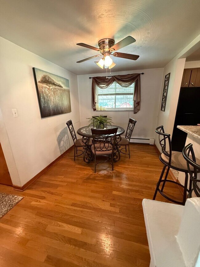 Building Photo - Move-In Ready 2BR Home on Quiet Residential Street in Baldwin/Whitehall!