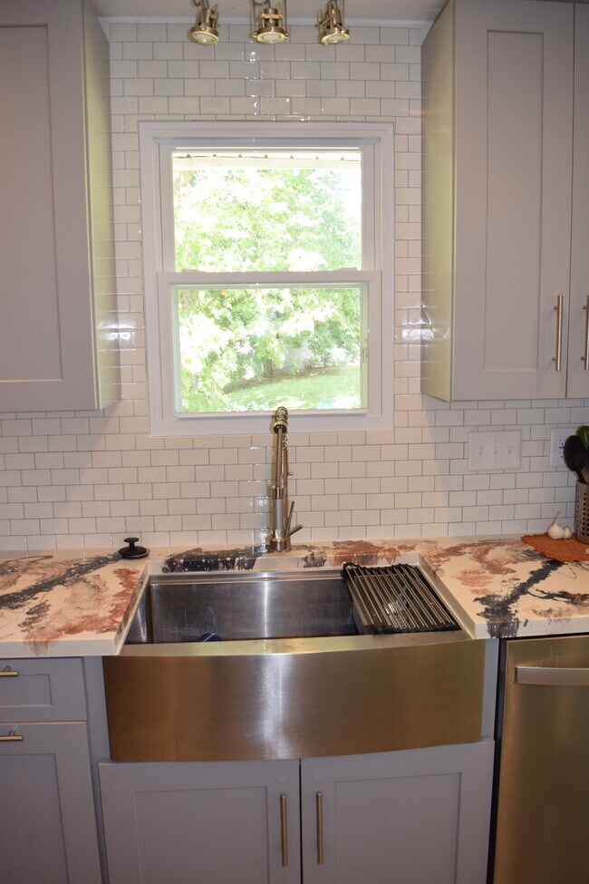 Building Photo - 999 Sunnyside Rd