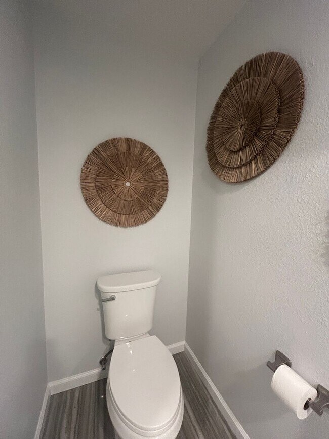 Building Photo - 2 Bed 2.5 bath townhome located on the golf course!