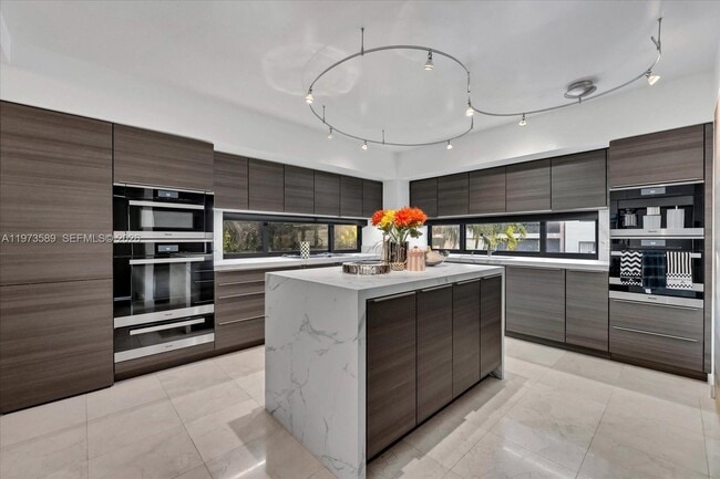 Building Photo - 279 N Hibiscus Dr