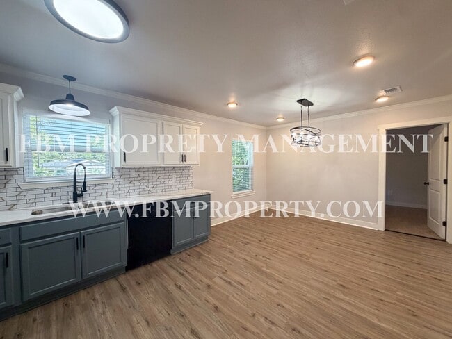 Building Photo - 1606 Cherry Ave
