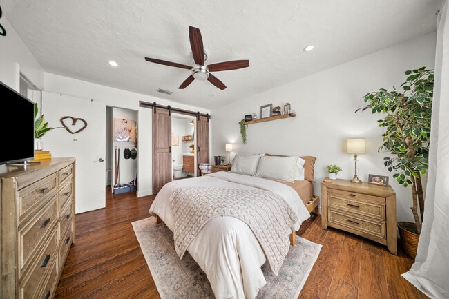 Building Photo - 197 SE Village Dr