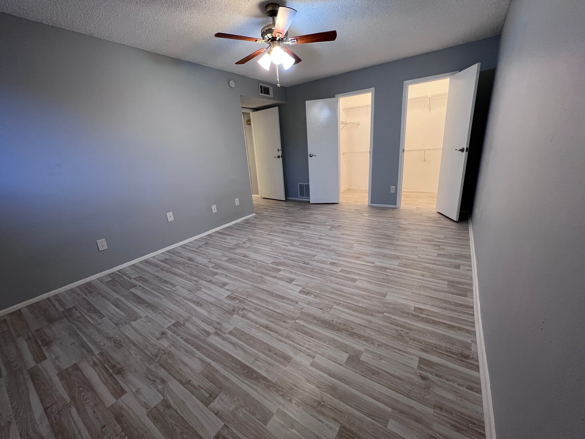 Building Photo - 7076 N Holiday Dr