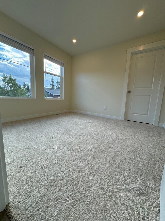 Building Photo - 2455 NE Park Dr