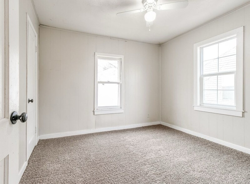 Building Photo - 7402 SE 15th St