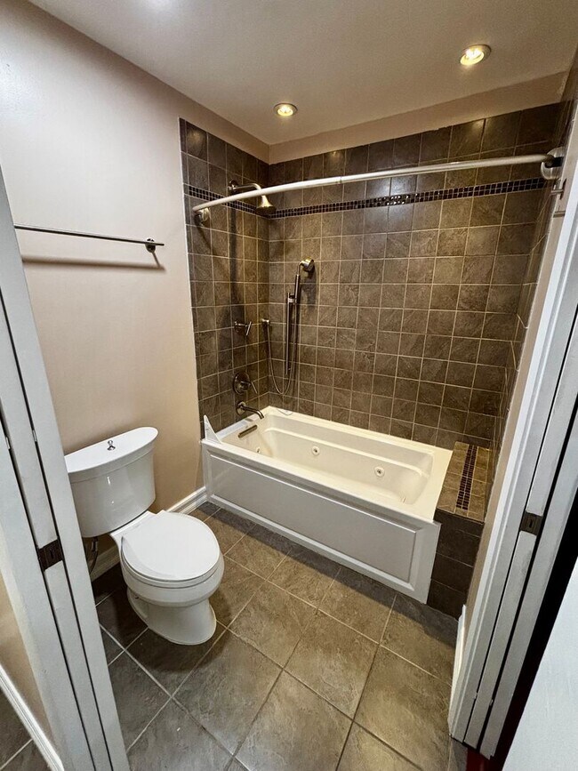 Building Photo - Updated and Spacious 2 bed 1.5 bath