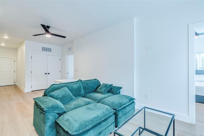 Building Photo - 3000 Duval St