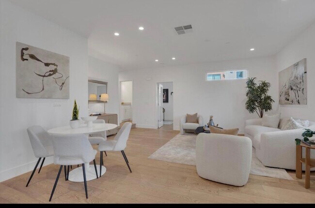 Building Photo - 15107 Shore Dr