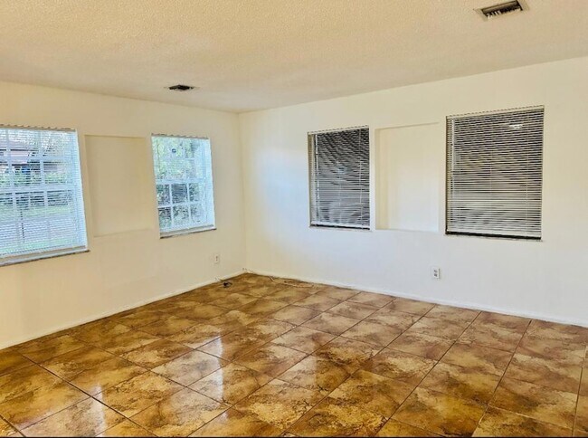 Building Photo - 2941 NW 9th Pl