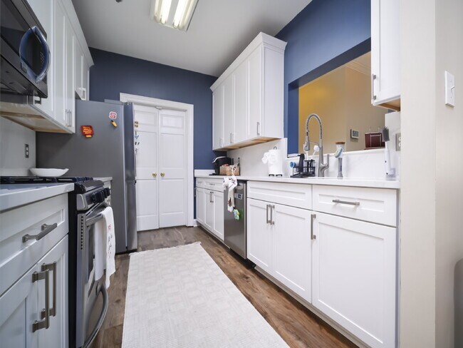 Building Photo - "Charming 3-Bedroom Condo with Cozy Fireplace - 1404 Sq Ft of Comfort in Prime NC Location!"