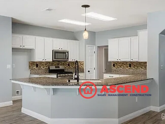 Building Photo - Stunning Home Home Off Jewetta Ave and Sno...