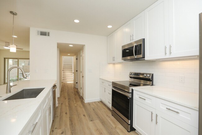 Building Photo - 2050 Augusta Dr