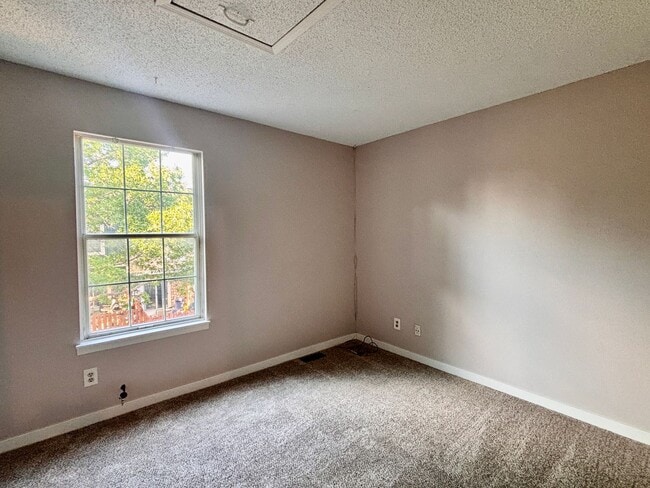 Building Photo - Newly Renovated 2-Bed Townhome Near Kingsborough Park — Available Now