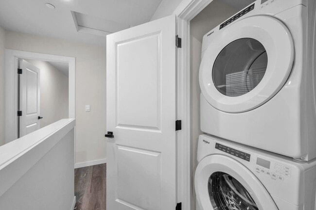 Building Photo - New Construction Luxury Townhome - Bright & Sunny End Unit