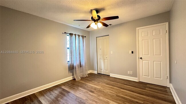 Building Photo - 566 SW 20th Ct