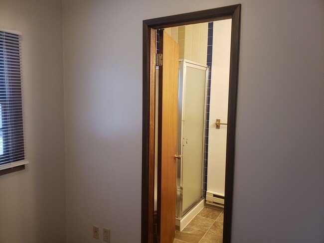 Building Photo - Charming Studio Duplex! rentalsc21.com